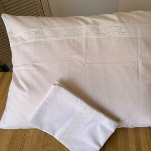 Set of 2 White 2 Pillowcase, trimmed with 100% cotton lace